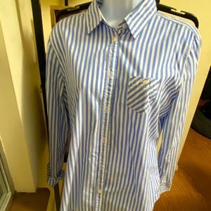 Long sleeved oxford style shirt that is extremely comfortable!